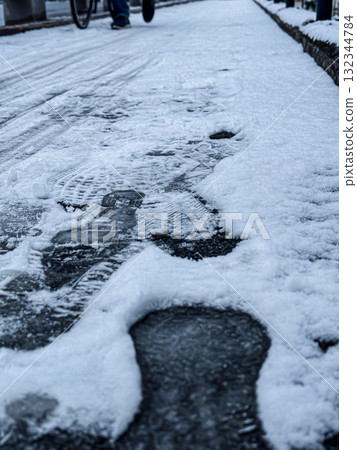 冰凍瀝青上的自行車和鞋印 冰凍瀝青上的自行車和鞋印 132344784
