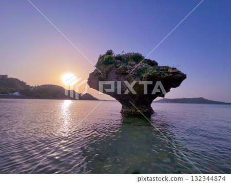沖繩縣浜比嘉島 Amamichu 的日落美景 沖繩縣浜比嘉島 Amamichu 的日落美景 132344874