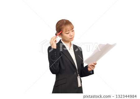 一位女士擔心文件 132344984