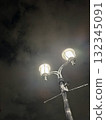 復古路燈照亮夜空 132345091