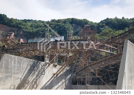 山中的機械採石場 132346045