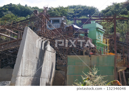 山中的機械採石場 山中的機械採石場 132346046