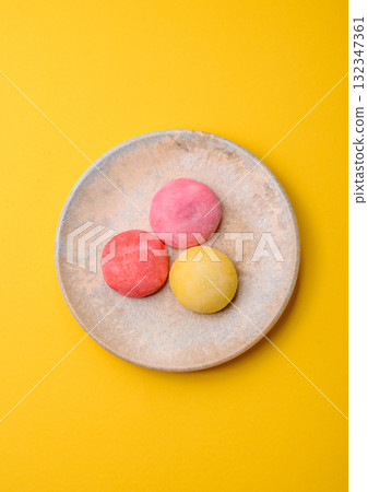 Japanese mochi, ice cream or Asian sweets with fruit filling. Mochi of different colors Japanese mochi, ice cream or Asian sweets with fruit filling. Mochi of different colors 132347361