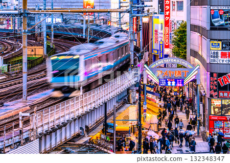 日本東京城市景觀：入境旅遊持續進行…阿美橫丁和京濱東北線擠滿外國遊客的景象=24日 132348347