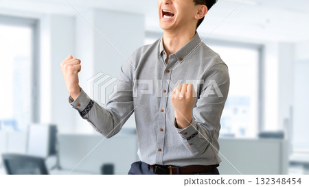 男商人對拳頭泵感到滿意 132348454