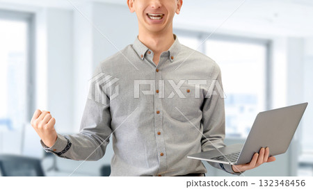 帶著筆記型電腦微笑的男性商人 帶著筆記型電腦微笑的男性商人 132348456