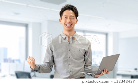 帶著筆記型電腦微笑的男性商人 帶著筆記型電腦微笑的男性商人 132348457