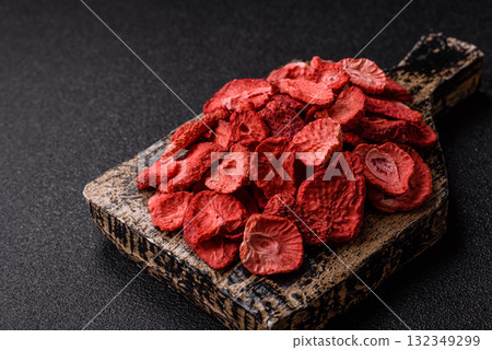 Dried sublimated slices of strawberry as an ingredient for sweet desserts. Dried strawberry 132349299