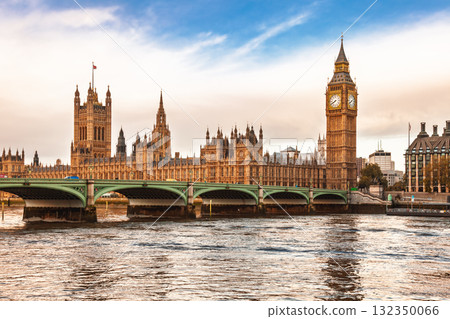 Iconic view of Big Ben and Houses of Parliament from across the River Thames in London 132350066