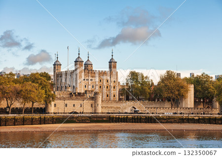 Historic Tower of London with autumn trees along the River Thames Historic Tower of London with autumn trees along the River Thames 132350067