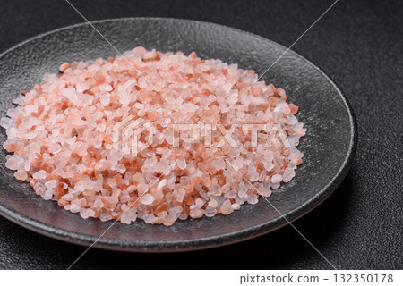 Salt pink Himalayan large crystals as food, for baths or aromatherapy. Pink salt 132350178