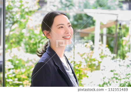 辦公室裡拿著筆記型電腦的日本女人 辦公室裡拿著筆記型電腦的日本女人 132351489
