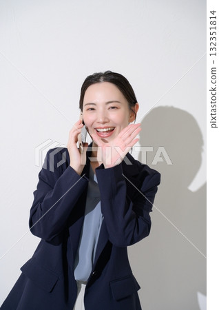 女人對著鏡頭喊話 132351814