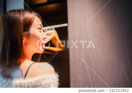 一名年輕女子抵達豪華酒店並換衣服 132351952