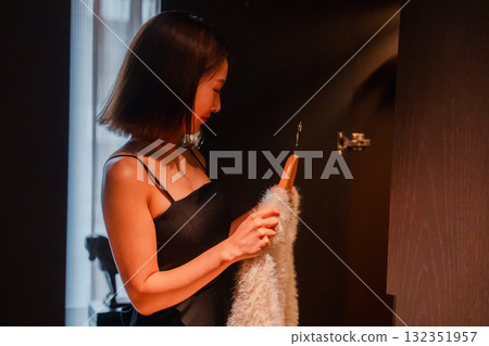 一名年輕女子抵達豪華酒店並換衣服 一名年輕女子抵達豪華酒店並換衣服 132351957