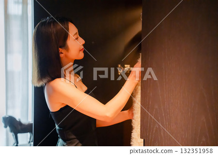 一名年輕女子抵達豪華酒店並換衣服 一名年輕女子抵達豪華酒店並換衣服 132351958