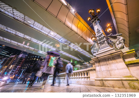 來看看日本東京的街景吧!下班後,來來往往的日本橋的上班族和女性……邁向新時代 來看看日本東京的街景吧!下班後,來來往往的日本橋的上班族和女性……邁向新時代 132351969