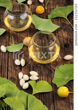 Fresh green ginkgo biloba tree leaves. 132352165