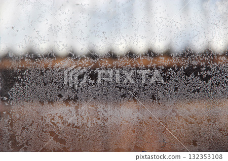 Patterns on the window in winter. Winter drawing on the window. Natural pattern Patterns on the window in winter. Winter drawing on the window. Natural pattern 132353108