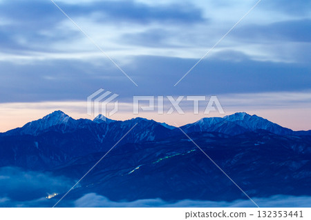 冬季南阿爾卑斯山和早晨的天空 132353441