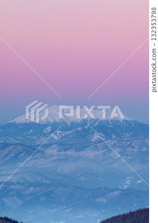 早晨的天空和禦嶽山_垂直 132353798