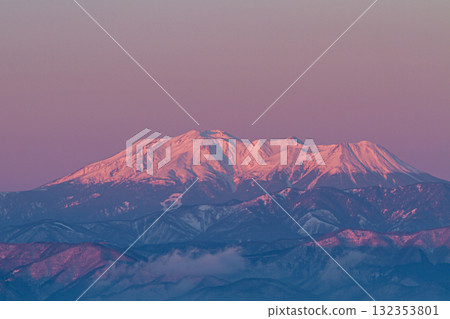 清晨陽光下的御嶽山 132353801