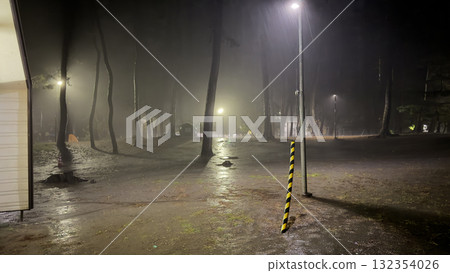 營地一夜連綿細雨：災難與恐懼 132354026