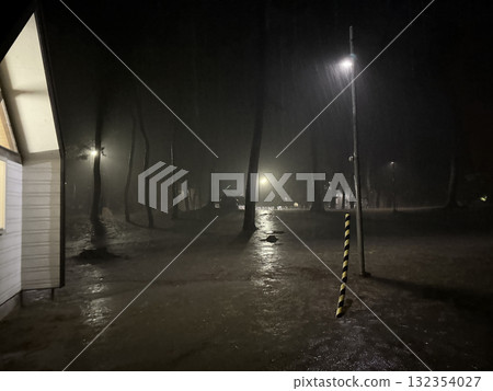 營地一夜連綿細雨：災難與恐懼 132354027