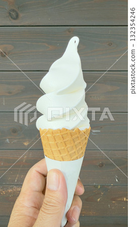 香草軟冰淇淋 132354246