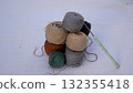 There are many balls with threads of different colors on the table 132355418