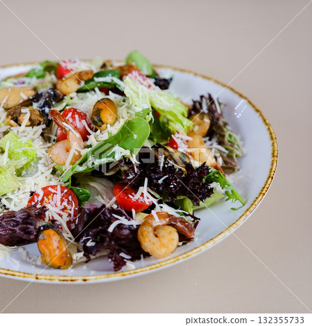 Salad with prawn, avocado and quinoa 132355733