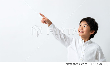一個男孩指向斜上方 一個男孩指向斜上方 132358158