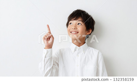 男孩食指向上 132358159