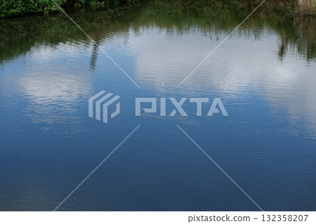 水面上的天空 132358207