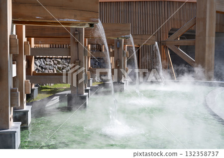 草津溫泉：溫泉門足浴處蒸氣升騰 132358737