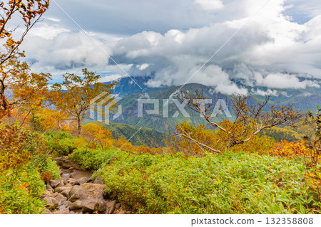 秋天的山 132358808