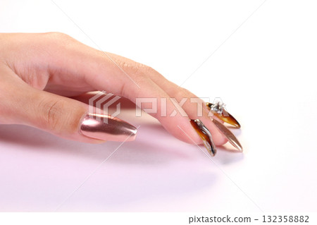 被釘牢的婦女的手 被釘牢的婦女的手 132358882