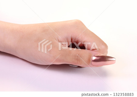 被釘牢的婦女的手 132358883