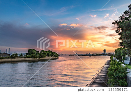 Sunset at the mouth of the Yamazaki River 132359171