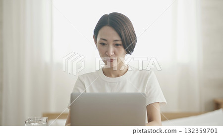 A woman who plays a personal computer 132359701