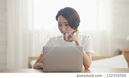 一個扮演個人電腦的女人 132359709