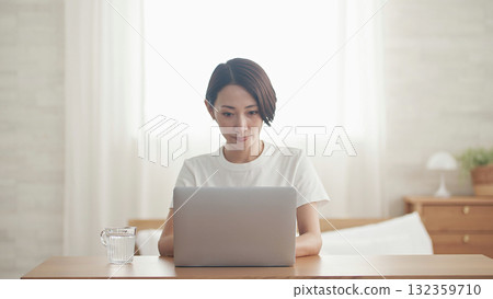 A woman who plays a personal computer 132359710