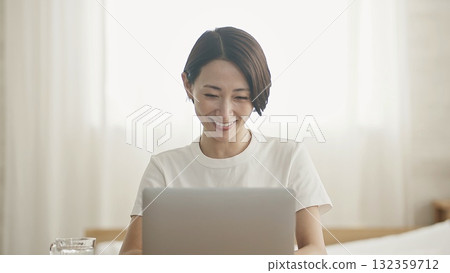 一個扮演個人電腦的女人 132359712