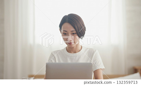 一個扮演個人電腦的女人 132359713