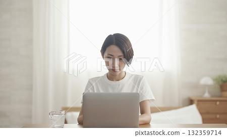 一個扮演個人電腦的女人 132359714