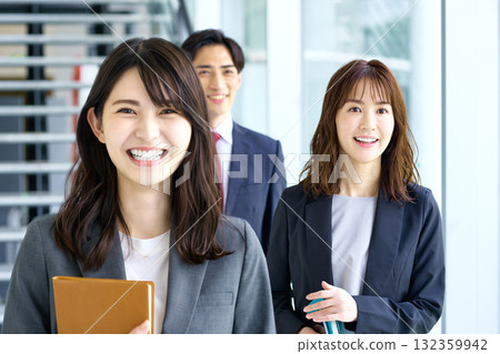 三個人組成的商業團隊微笑著走過辦公室 132359942