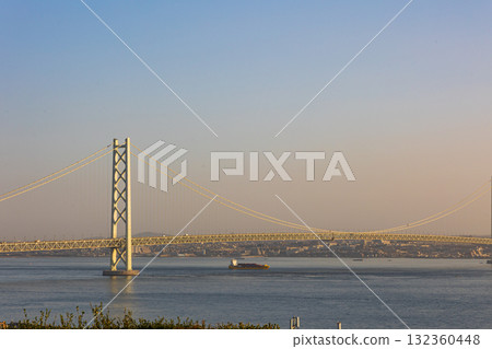 淡路服務區(下行)和明石海峽大橋的日出 淡路服務區(下行)和明石海峽大橋的日出 132360448