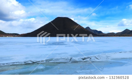 在完全結冰的榛名湖上，可以看到類似神聖十字路口的東西。 132360528