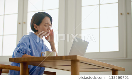 一個扮演個人電腦的女人 132360701