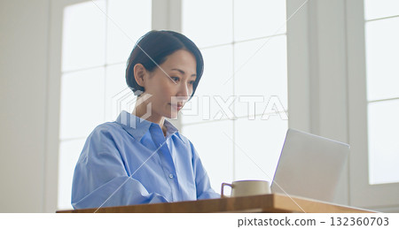 一個扮演個人電腦的女人 132360703